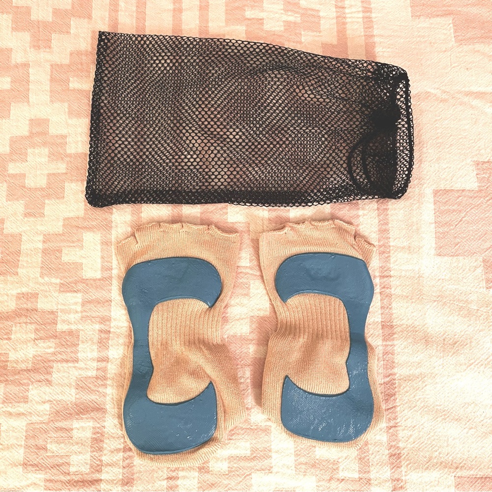 Yoga toeless Stick-e socks NWOT